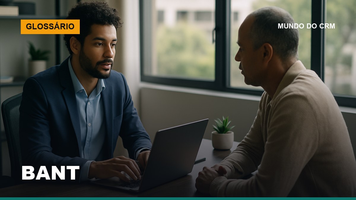 Vendedor brasileiro qualificando lead pelo método BANT durante reunião, anotando orçamento e autoridade no CRM