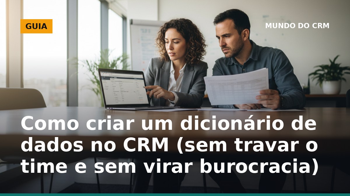 Analista de operações criando dicionário de dados no CRM com gestor comercial