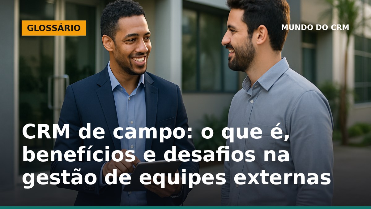 Profissional de vendas de campo usando tablet para registrar dados em CRM durante visita a cliente.