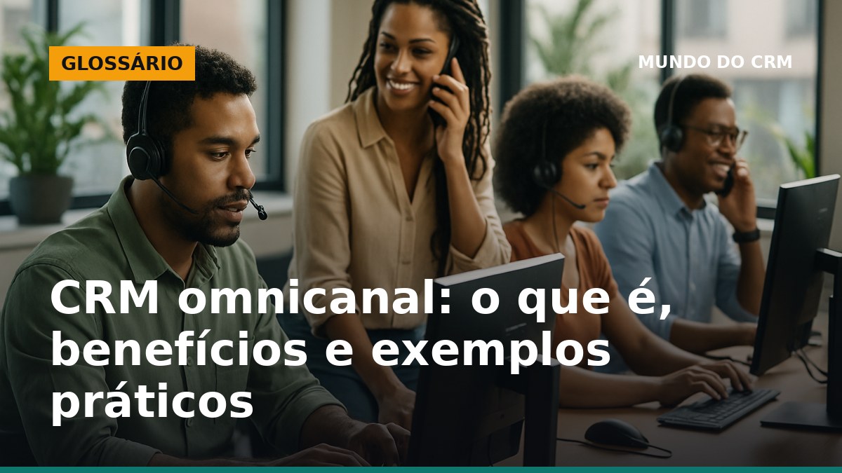 Equipe brasileira usando CRM omnicanal com múltiplos canais de atendimento integrados