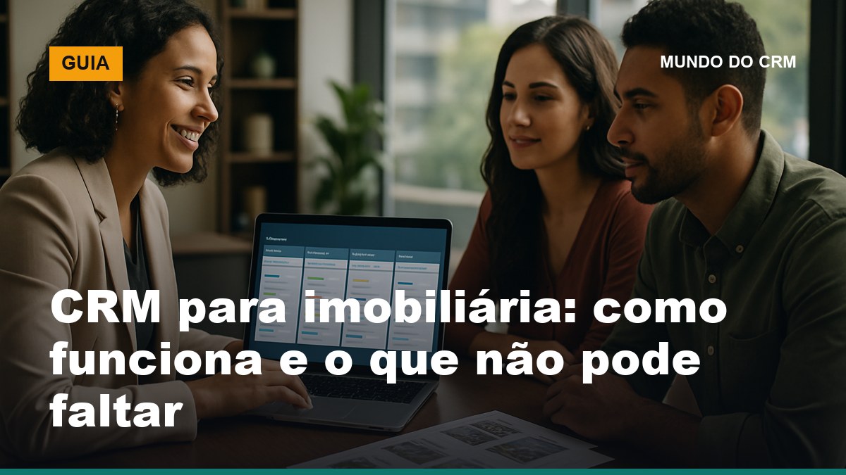 Corretora de imóveis brasileira mostrando pipeline de CRM no laptop para casal cliente em escritório de imobiliária com luz natural