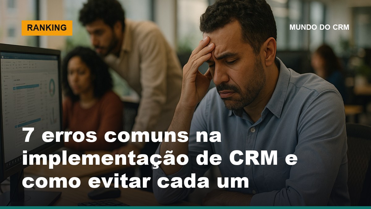 Gerente de operações brasileiro identificando erros de implementação de CRM no computador com colegas auxiliando ao fundo no escritório