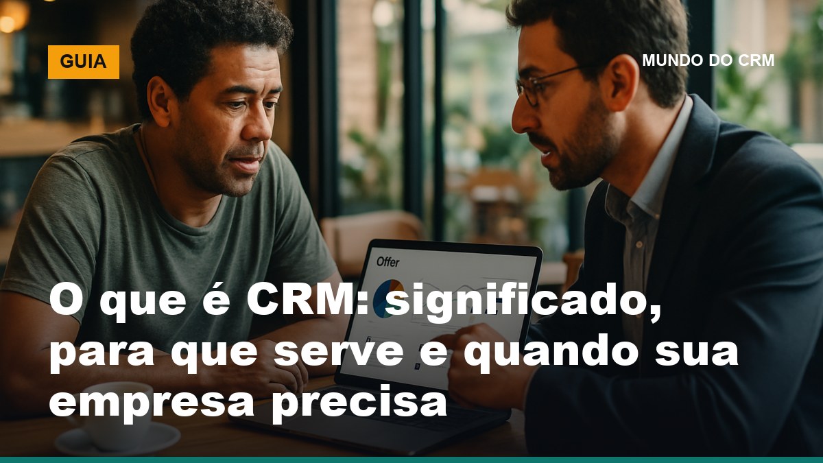 Empresário brasileiro aprendendo o que é CRM com consultor mostrando software em laptop durante reunião informal em café