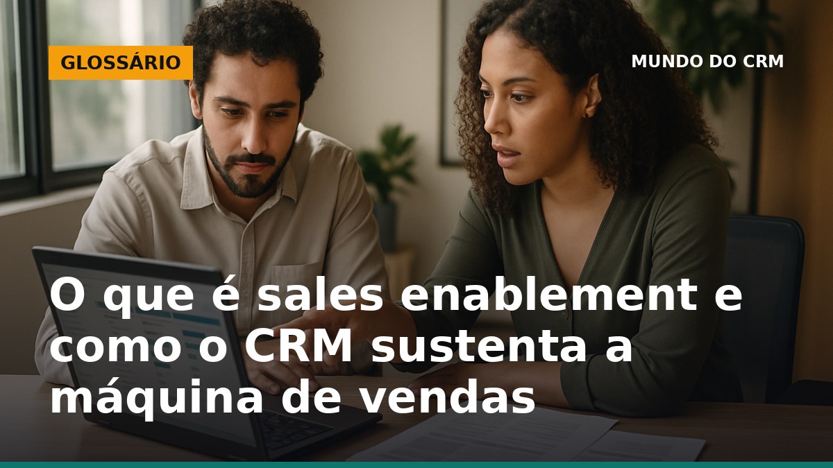 O que é sales enablement: vendedor usando CRM com playbook e materiais por etapa do funil